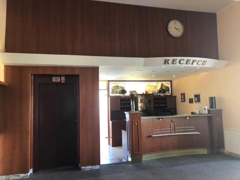 Grandhotel Novy Bor Bagian luar foto