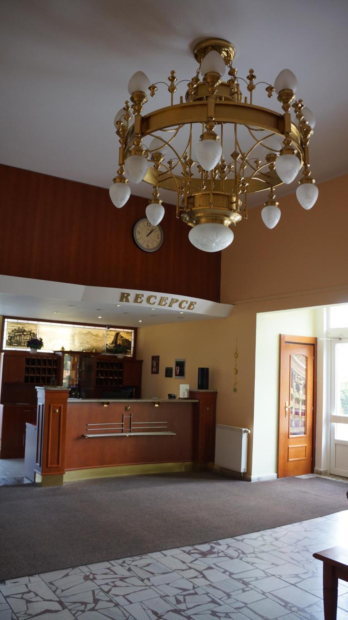 Grandhotel Novy Bor Bagian luar foto